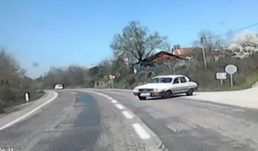 Bartın'da 2 otomobil kafa kafaya çarpıştı