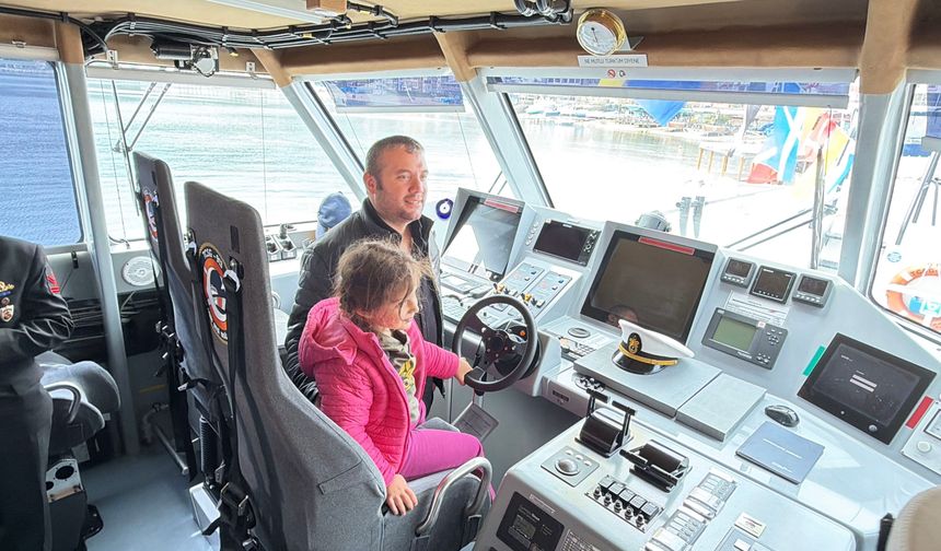 Amasra'da çocuklar sahil güvenlik botunu gezdi
