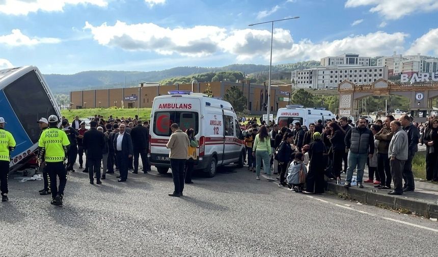 Üniversite öğrencilerini taşıyan otobüs kaza yaptı:46 Yaralı