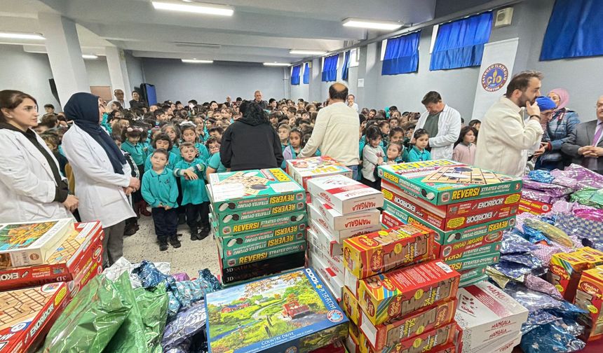Bartın'da öğrencilere oyuncak dağıtıldı