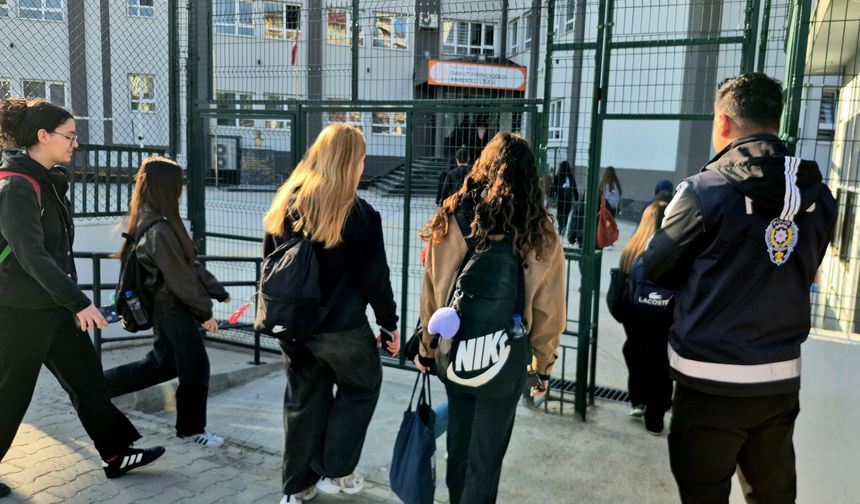 Bartın'da Polis okul önlerinde kuş uçurtmuyor