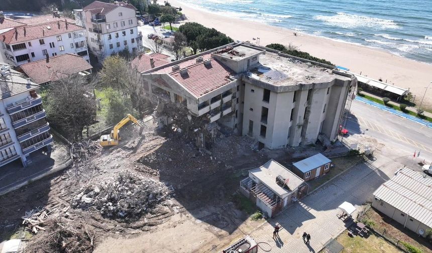 İnkumu'nda Atıl PTT Binası Tarihe Karışıyor