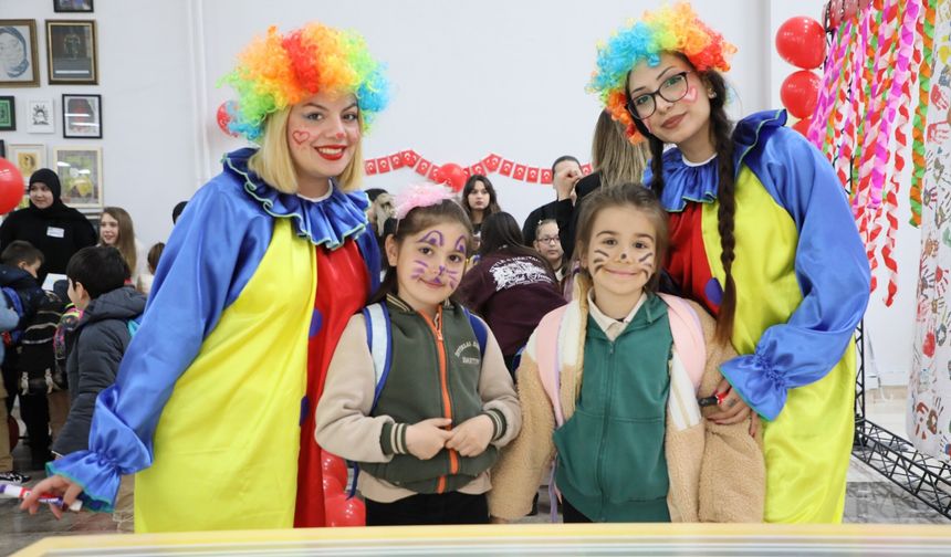 Minikler için üniversitede 23 Nisan şenliği