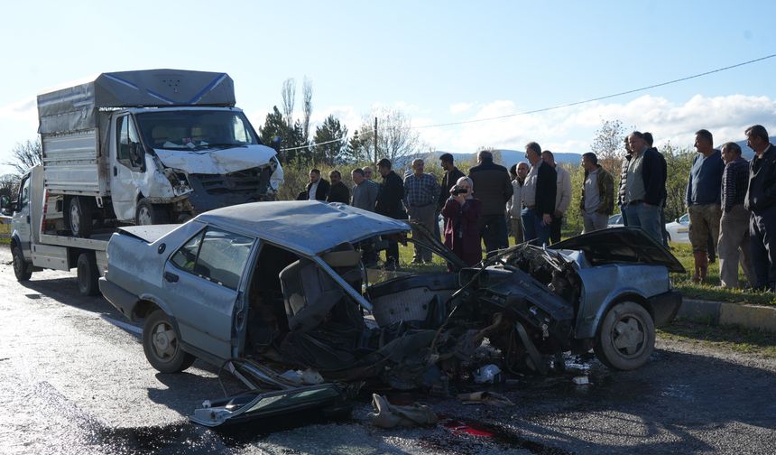 İkiye bölünen Tofaş'ın sürücüsü kurtarılamadı