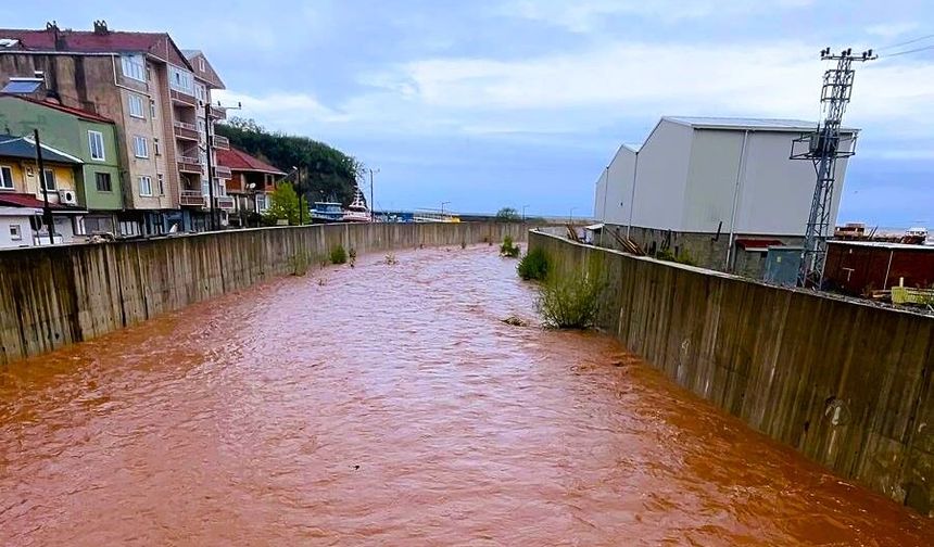 Bartın'da denizin rengi kırmızıya büründü