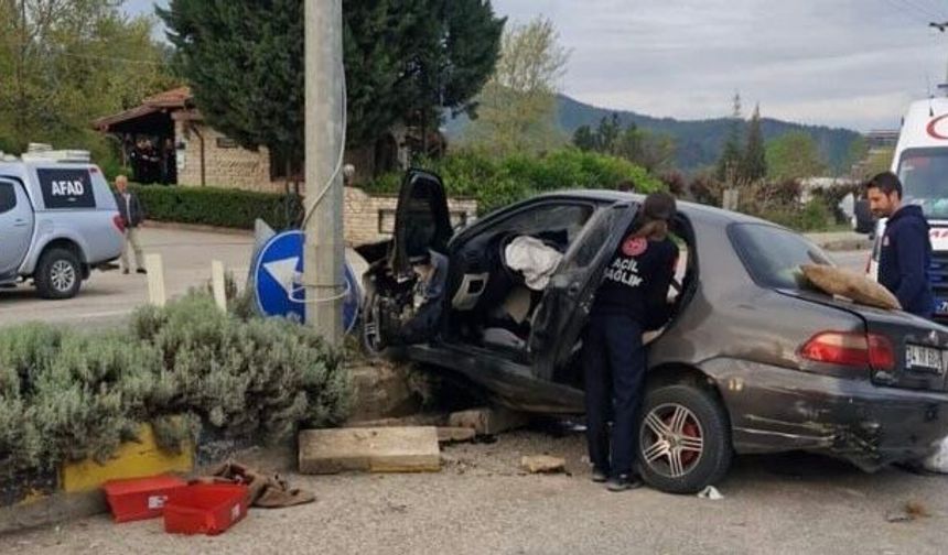 Otomobil refüje çarptı: 1 ölü, 3 yaralı