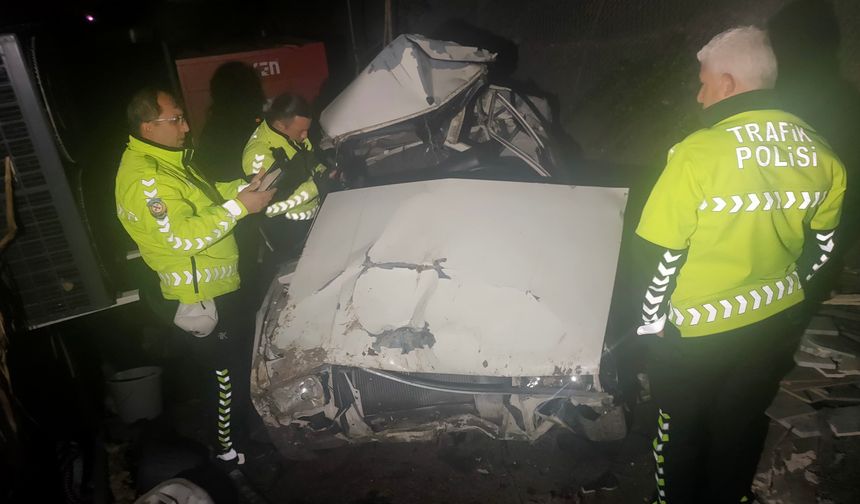 50 metre şarampole uçan otomobilden atlayarak kurtuldular