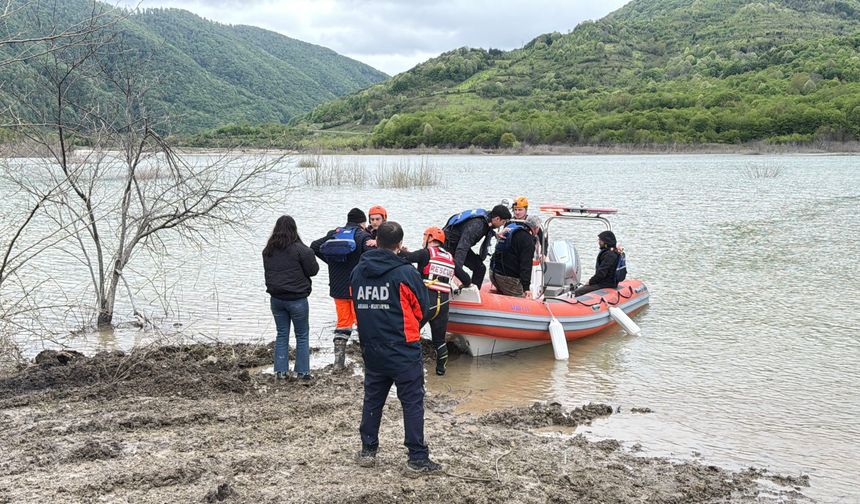 Selde Çöken Binadan 3 Yaralı Kurtarıldı, 25'i Tahliye Edildi
