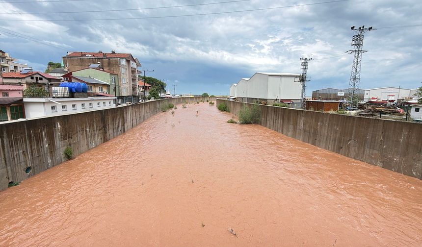 Bartın'da yağmur sonrası denizin rengi değişti