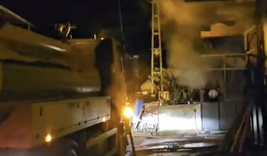 Evde çıkan yangında, yatalak hastayı komşuları kurtardı