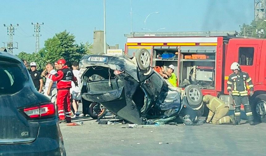 Motosikletin çarptığı otomobil devrildi: 2'si Ağır 4 Yaralı