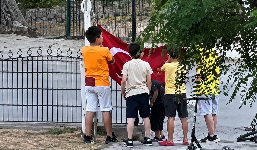 Bartınlı Minik Yürekler, Düşen Türk Bayrağına Sahip Çıktı
