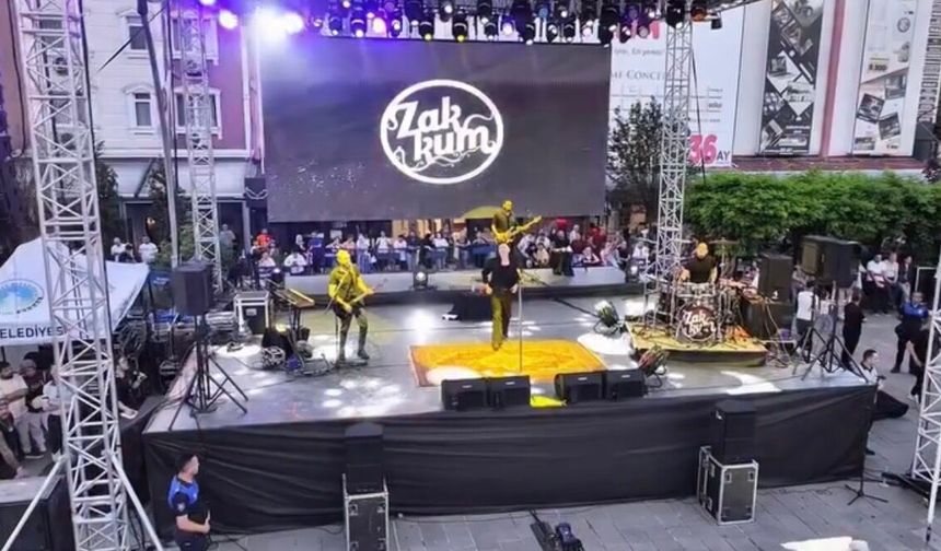 Bartın'da Festival Coşkusu Sürüyor: Zakkum Sahne Aldı