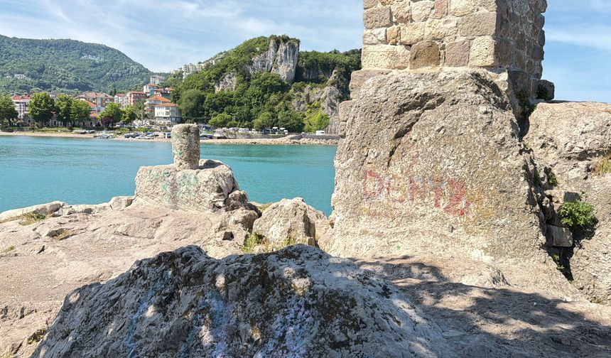 Amasra’da tarihi Direkli Kaya’ya saldırı, polis devrede
