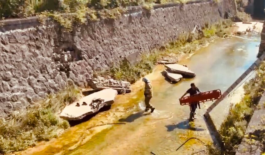 Otomobil dere yatağına devrildi: 3 yaralı