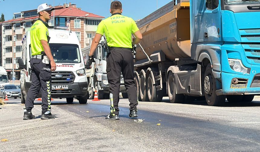 Trafik ışıklarında dökülen mazot kazaya neden oldu: 2 yaralı