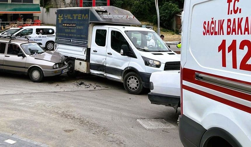 Otomobil kamyonetle çarpıştı: 1 yaralı