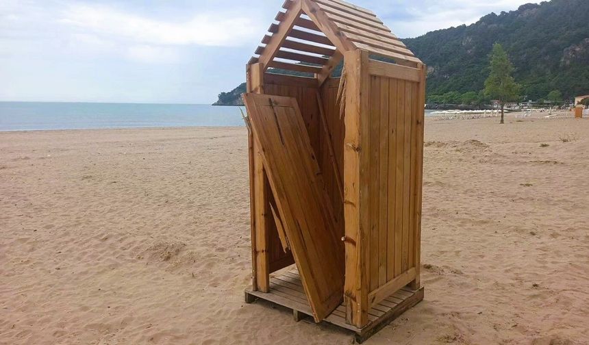 İnkumu’nda Yeni Kabinler İlk Günde Vandal Saldırısına Uğradı