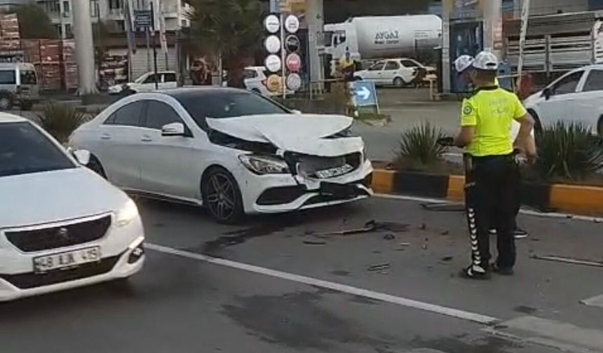 Yayaya Yol Vermek İsteyen Araca Arkadan Çarptılar