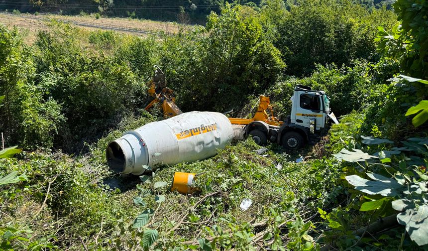 Beton Mikseri Şarampole Yuvarlandı: Sürücü Yaralandı