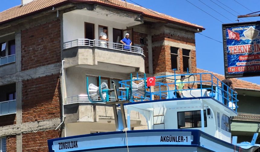 Evlerin Önünden Geçen Dev Tekne İlçeyi Ayağa Kaldırdı