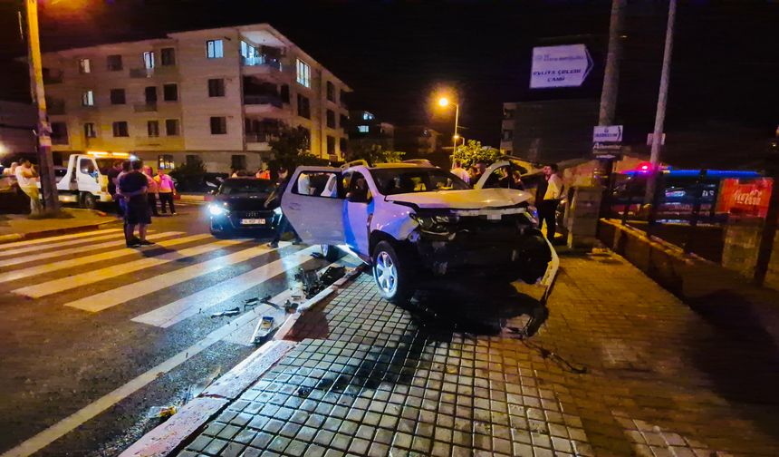 Koruma Polislerini Taşıyan Araç Otomobille Çarpıştı:2 Yaralı