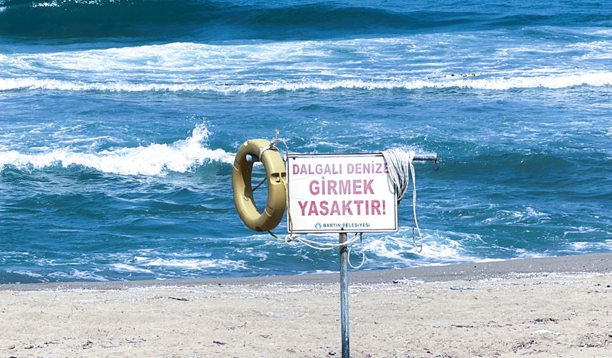 Yasağı dinlemediler dalgalara kapıldılar: 37 kişi kurtarıldı