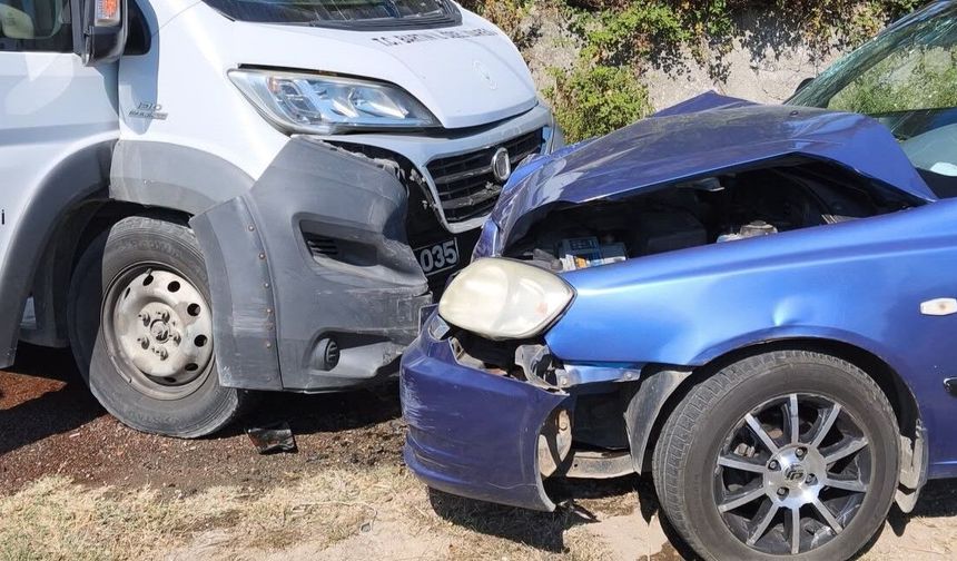 Bartın’da Minibüs ile Otomobil Virajda Çarpıştı: 6 Yaralı