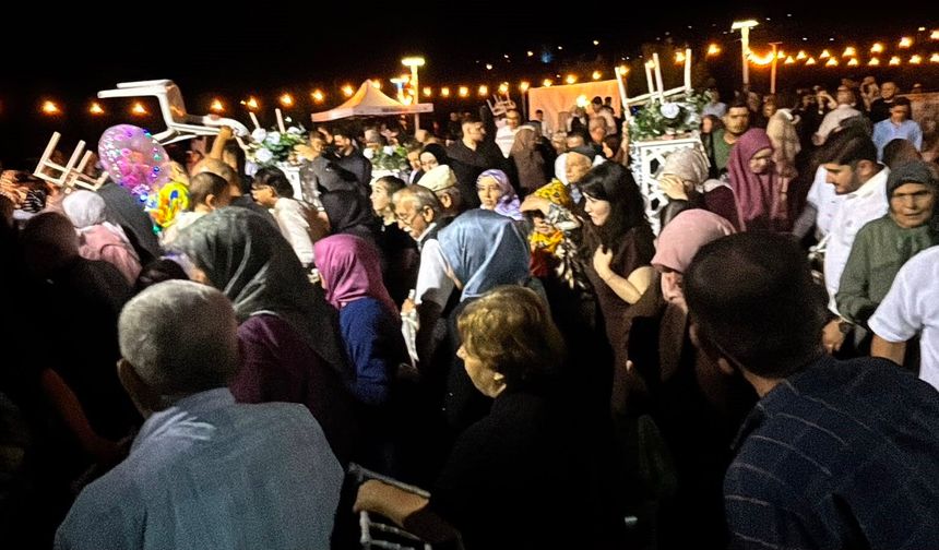 Yağmur bastırdı, düğün takılar takılamadan dağıldı