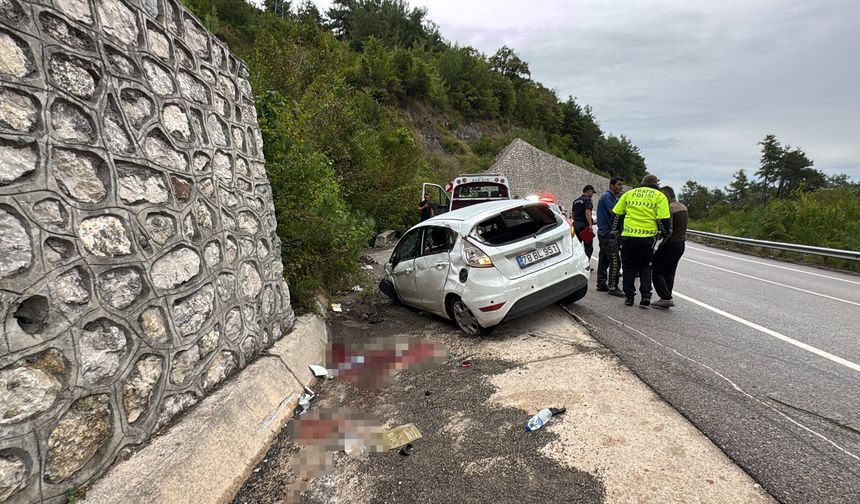 Amasra’da otomobil istinat duvarına çarptı:1’i Ağır 3 yaralı