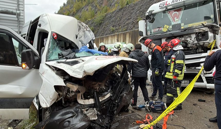Minibüs ile TIR çarpıştı: 1 ölü, 11 yaralı