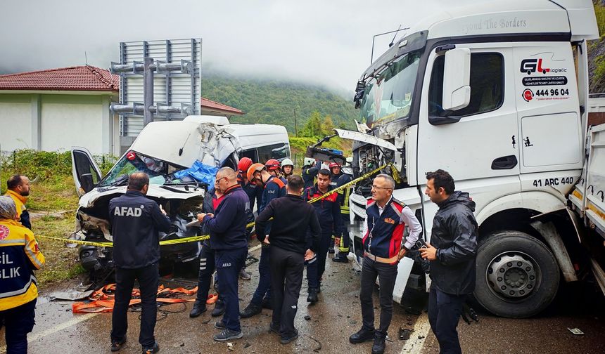 Tırla çarpışan minibüs sürücüsü son yolculuğuna uğurlandı