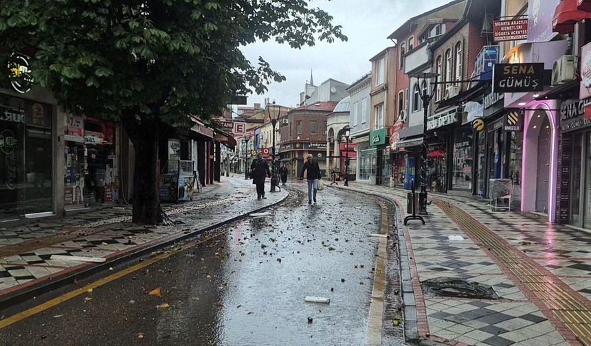 Bartın'da şiddetli fırtına ve yağış etkili oluyor