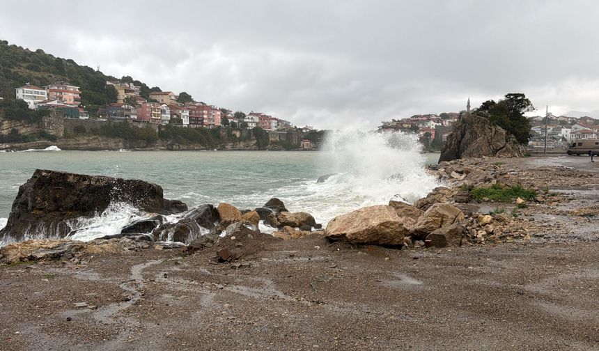 Bartın'da beklenen yağış başladı, Amasra'da dalgalar 2 metre
