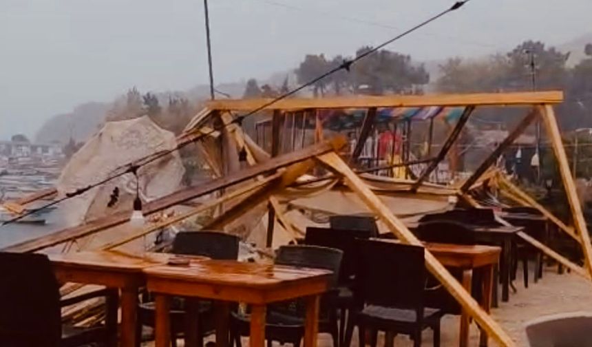Fırtına Alarmı! Dev Dalgalar, Çatılar Uçtu, Ağaçlar Devrildi