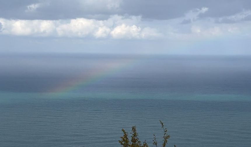 Bartın'da yağmur sonrası deniz üzerinde gökkuşağı oluştu