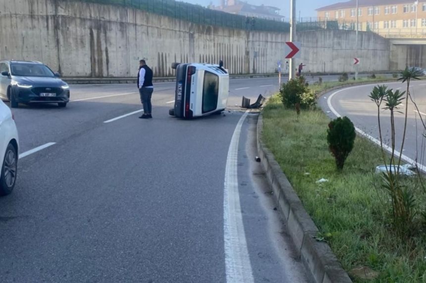 Bartın'da refüje çıkan otomobil araç kamerasında